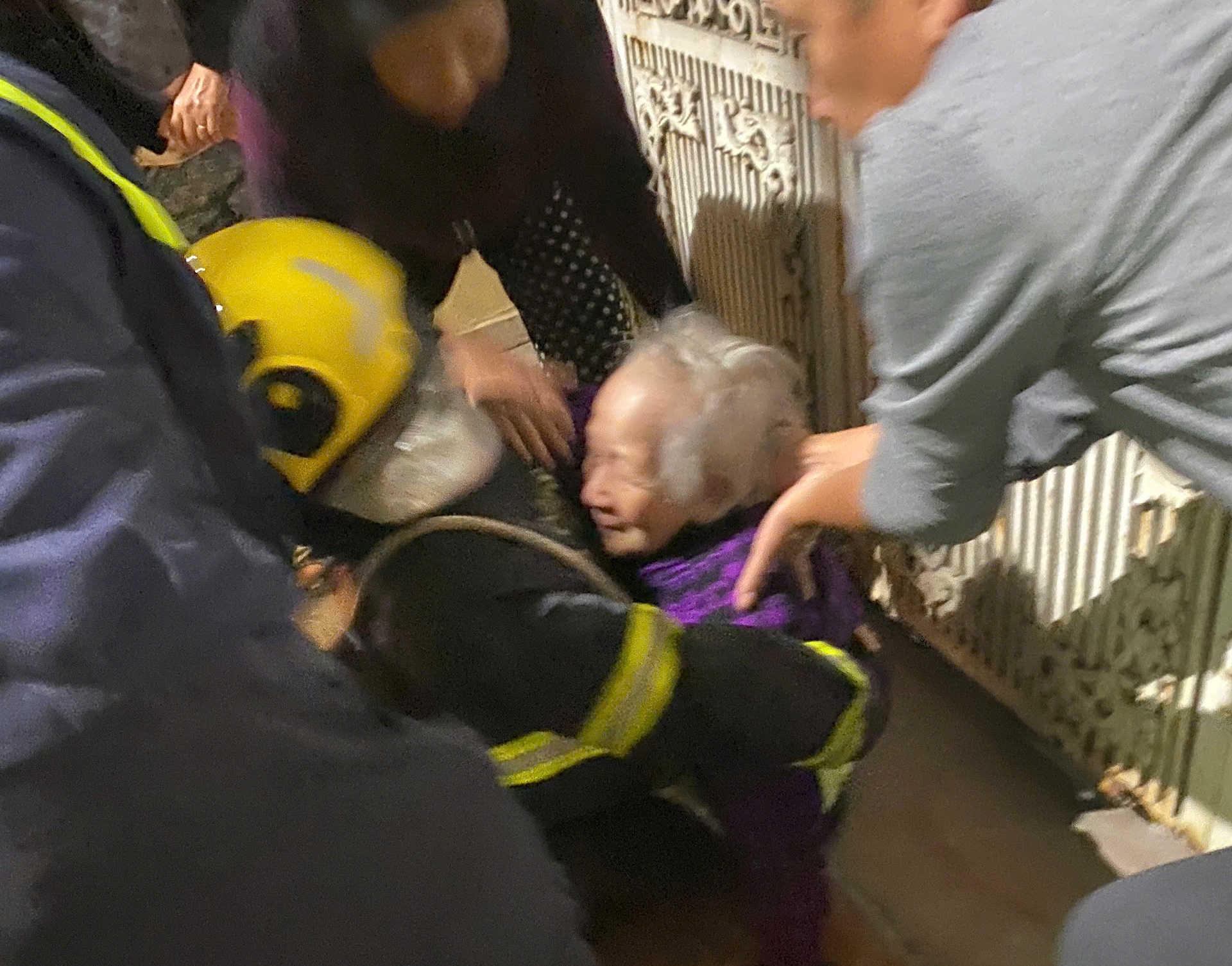 Công an quận Ngô Quyền cứu 04 người mắc kẹt thoát khỏi đám cháy trong đêm